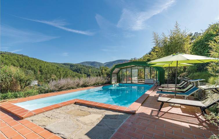 Ritiro sul fiume: Piscina, parcheggio e fossa per il fuoco in Cortona, Provincia di Arezzo