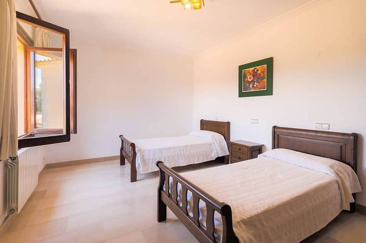 Casa con fantástica piscina y tobogán, pista de tenis, aire acondicionado, wifi. in Felanitx, Costa de Mallorca