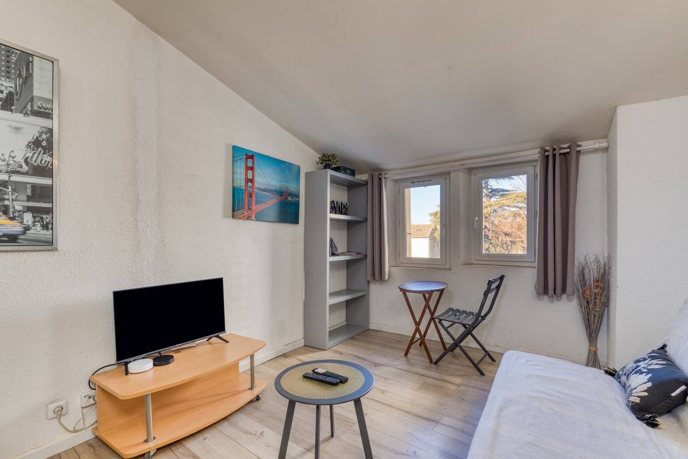 Entire apartment, Apartment 'Sous Les Toits' with Wi-Fi and Air Conditioning in Pézenas, Mediterranean Coast (France)