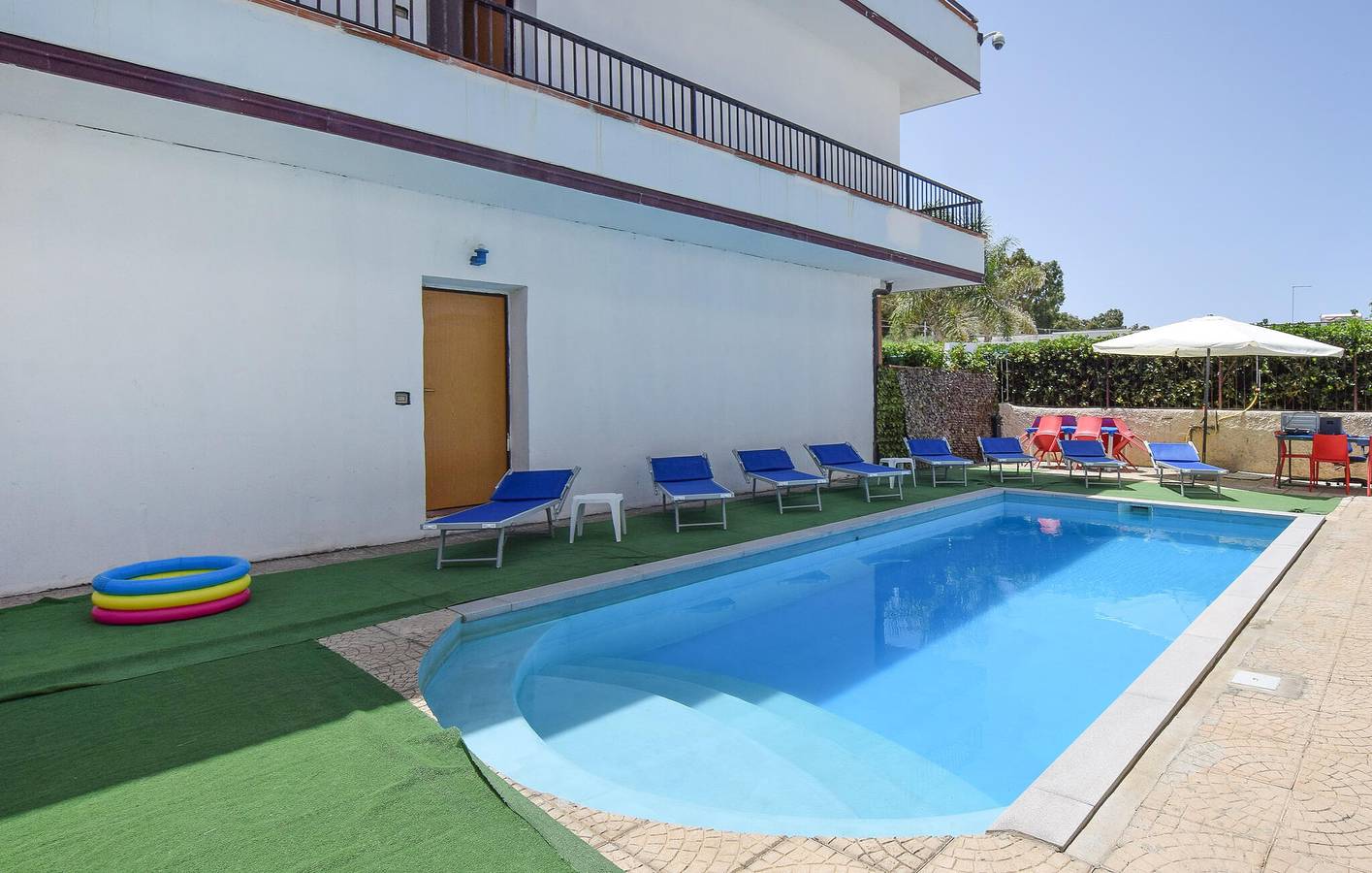 Ganze Ferienwohnung, Rückzugsort mit Meerblick, Pool und Parkplatz, 2,5 km zum Strand in Palmi, Reggio Calabria Provinz