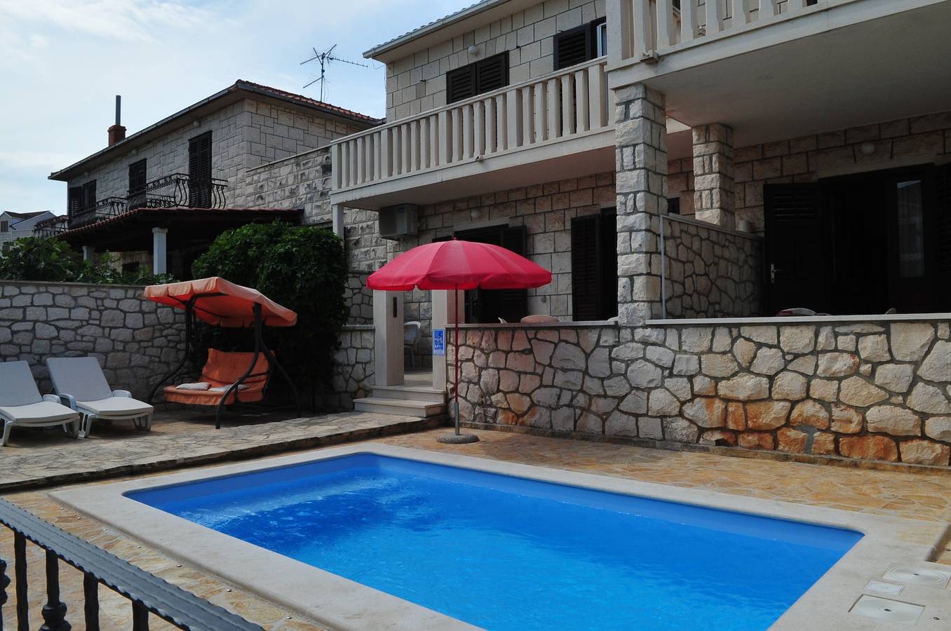 Ganze Wohnung, 3-Zimmer-Ferienwohnung mit Terrasse und Meerblick Supetar, Brac A-11360-a in Supetar, Brac