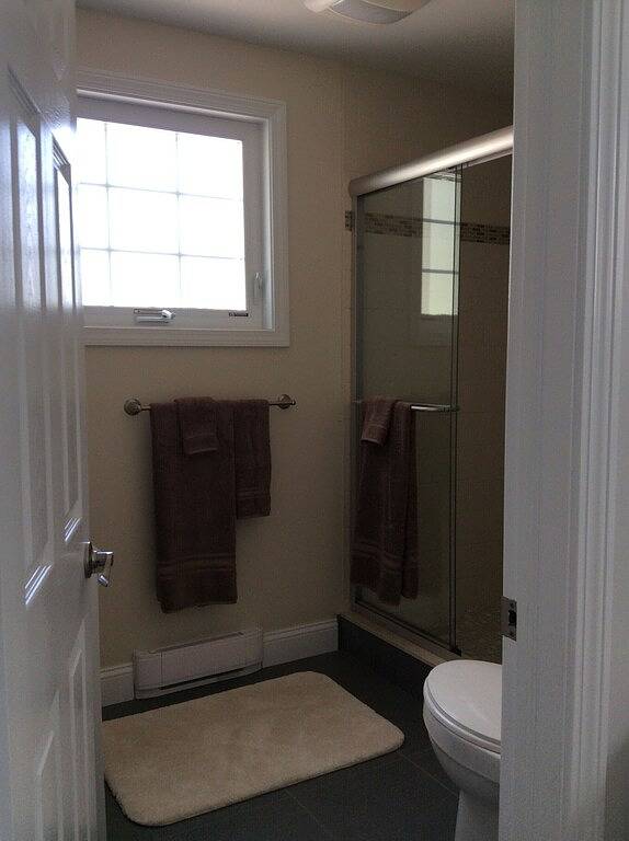 Ganze Wohnung, Renovierte 1 Br Wochenende 1 Block vom Mystic River in der historischen Innenstadt! in Mystic, Connecticut