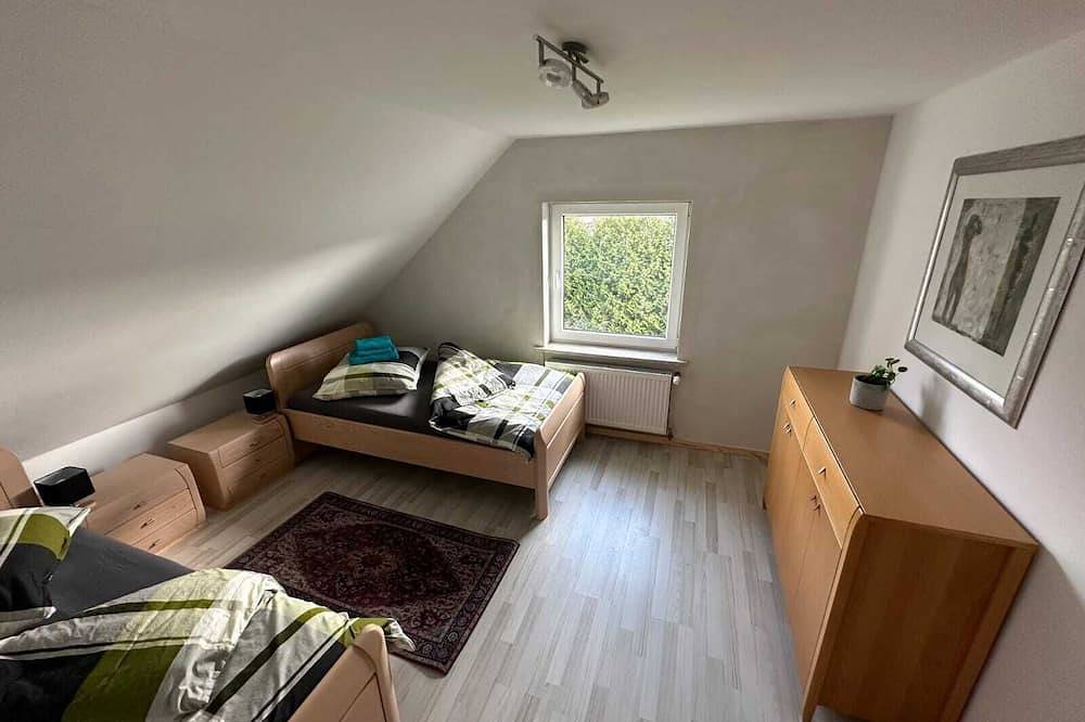 Ganze Wohnung, Gemütliche Dg Ferienwohnung mit Balkon für 1 - 5 Personen in Neustadt bei Coburg, Oberes Maintal - Coburger Land