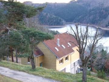 Location de vacances pour 17 personnes, avec vue ainsi que terrasse et vue sur le lac à Lavastrie