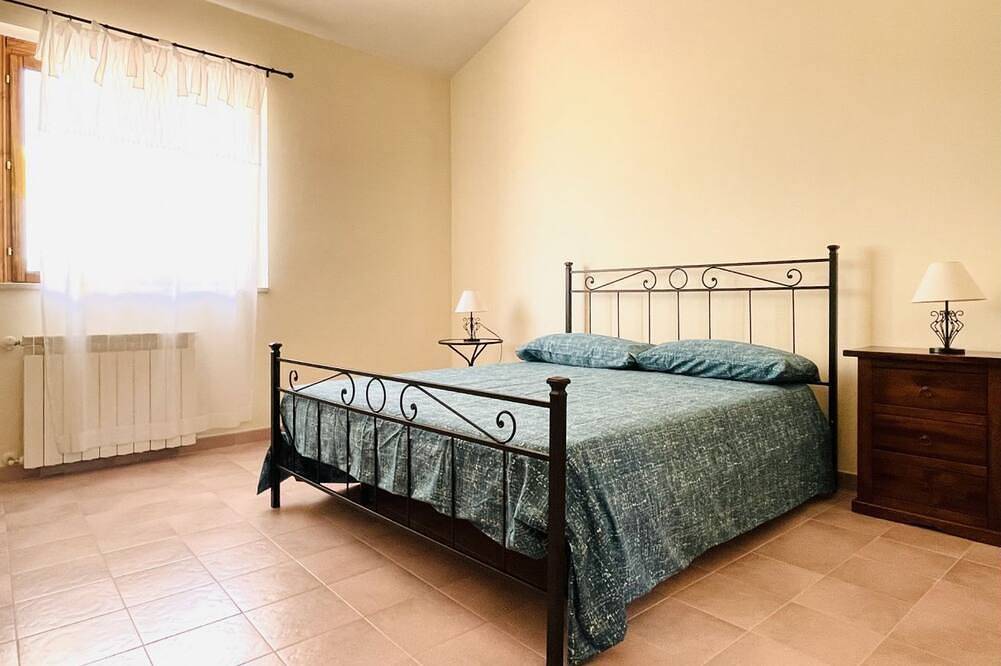 Apartamento inteiro, Villa Bruca is a two-family house composed of two separate units.The unit offered, Villa Bruca 1, includes a double bedroom with the possibility of adding two single beds, a spacious bathroom with a modern walk-in shower, and a kitchen-living area equipp in Marina di Caronia, Caronia