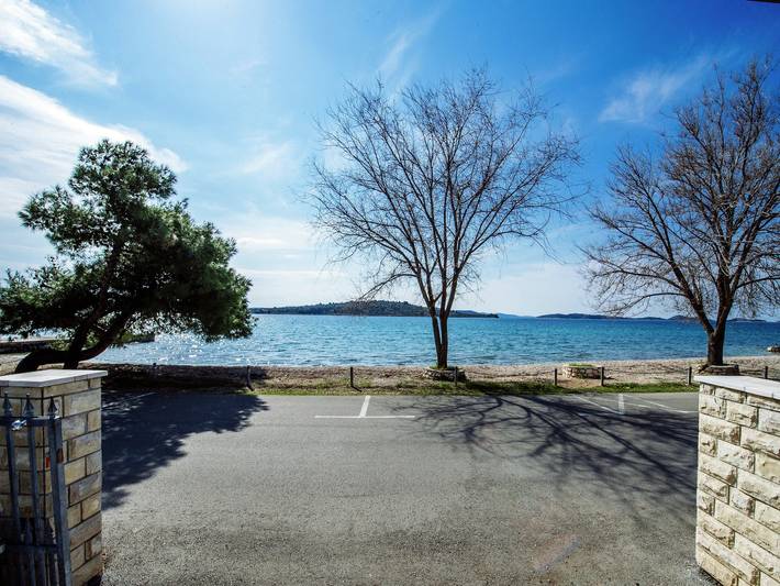 Ganze Wohnung, Moretti am Meer in der Nähe von Vodice und Strand in Srima, Šibenik-Knin