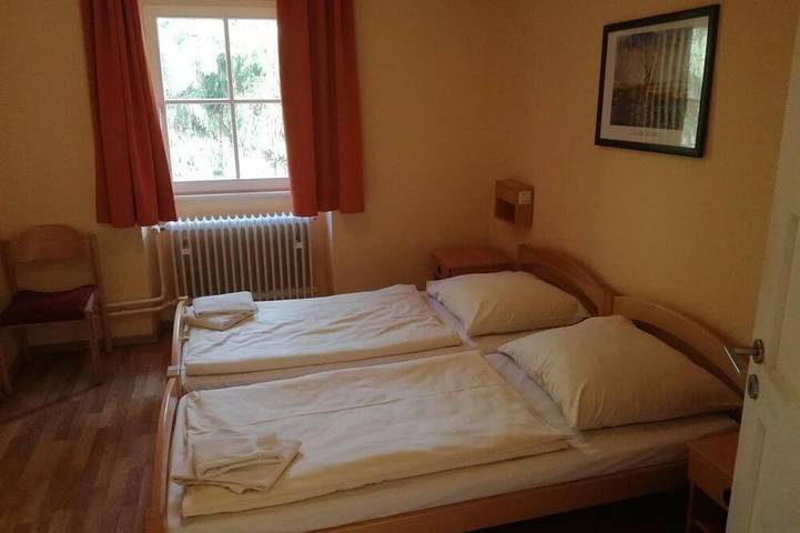 Oppauer Haus - 102 Vierbettzimmer, Dusche, Wc in Wachenheim, Landkreis Bad Dürkheim