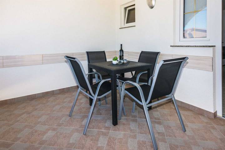Apartament wakacyjny dla 4 osób, z balkon/ taras i taras w Vir