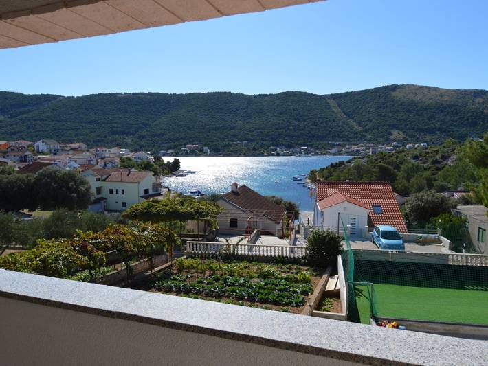 Ferienwohnung für 9 Personen, mit Balkon und Garten