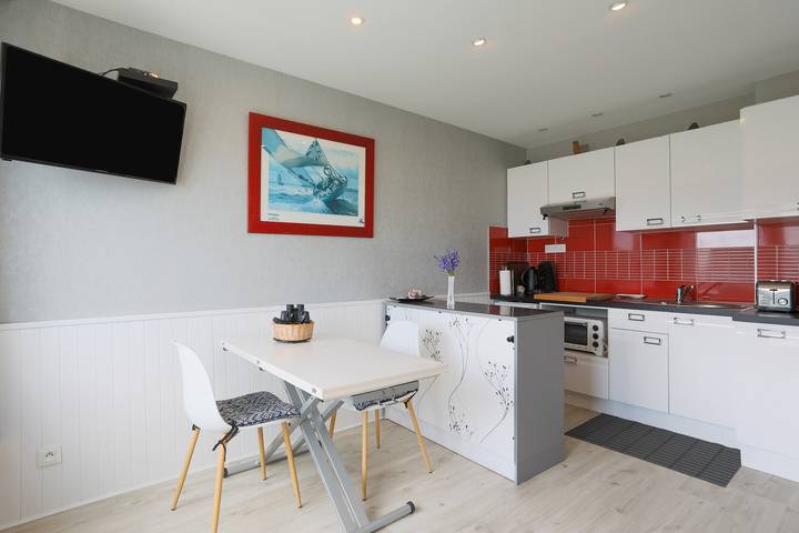Entire apartment, Seafront Apartment with Sea View, Private Terrace, and Wi-Fi in Les Rosaires, Plérin