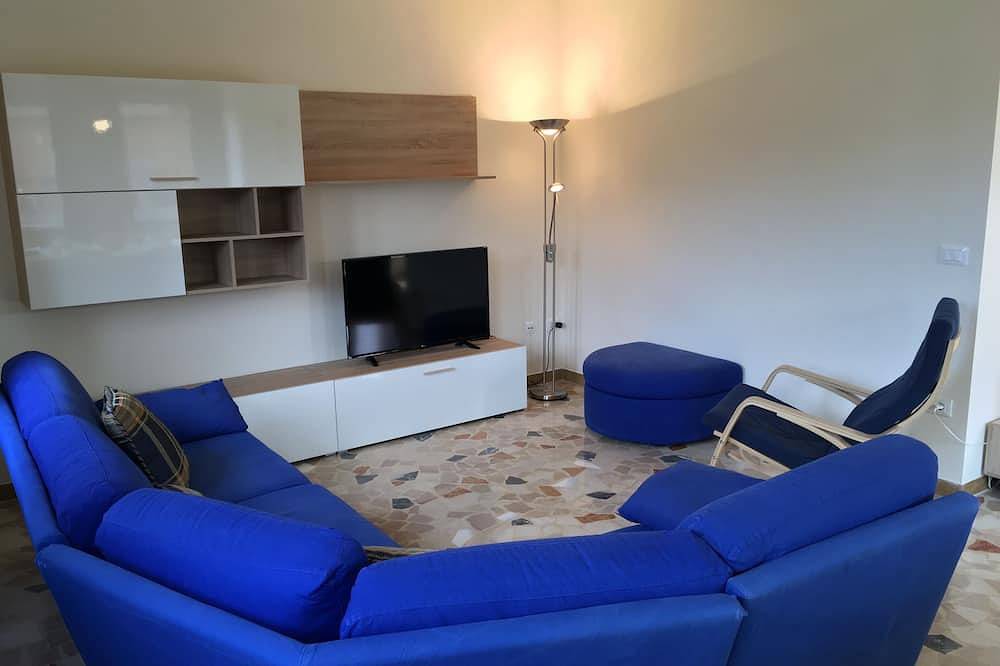 Entire apartment, Casa dei Limoni in a quiet location near the center of Garda in Garda, Garda Mountains