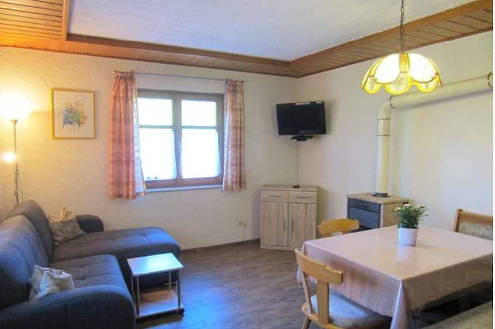 Entire apartment, Fe.wo. a. d. Bauernhof Waldnähe Spielplatz Hundezw. gr. Swimmbad im Ort in Zell am Harmersbach, Kinzig Valley
