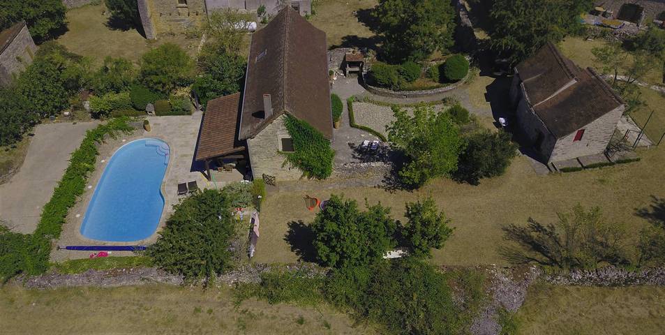 Gîte pour 6 personnes, avec piscine ainsi que terrasse et jardin, animaux acceptés à Saint-Jean-de-Laur