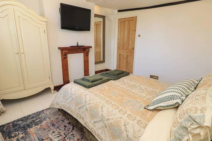 Beam Cottage, pet friendly, luxury holiday cottage in Warsash in Fareham, Hampshire