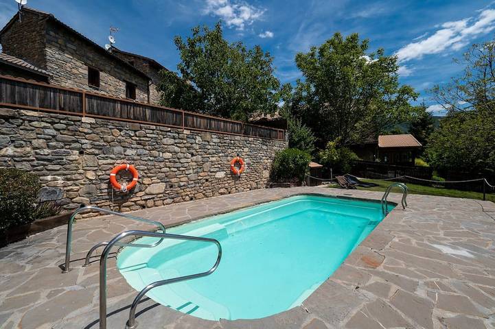 Chalet para 6 personas, con jardín además de terraza y piscina - 1