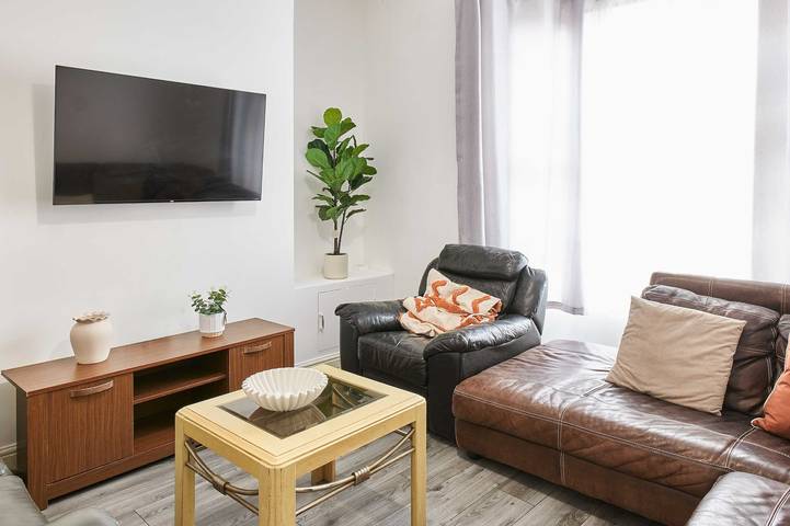 Holiday home for 7 people, with garden, child-friendly in Liverpool