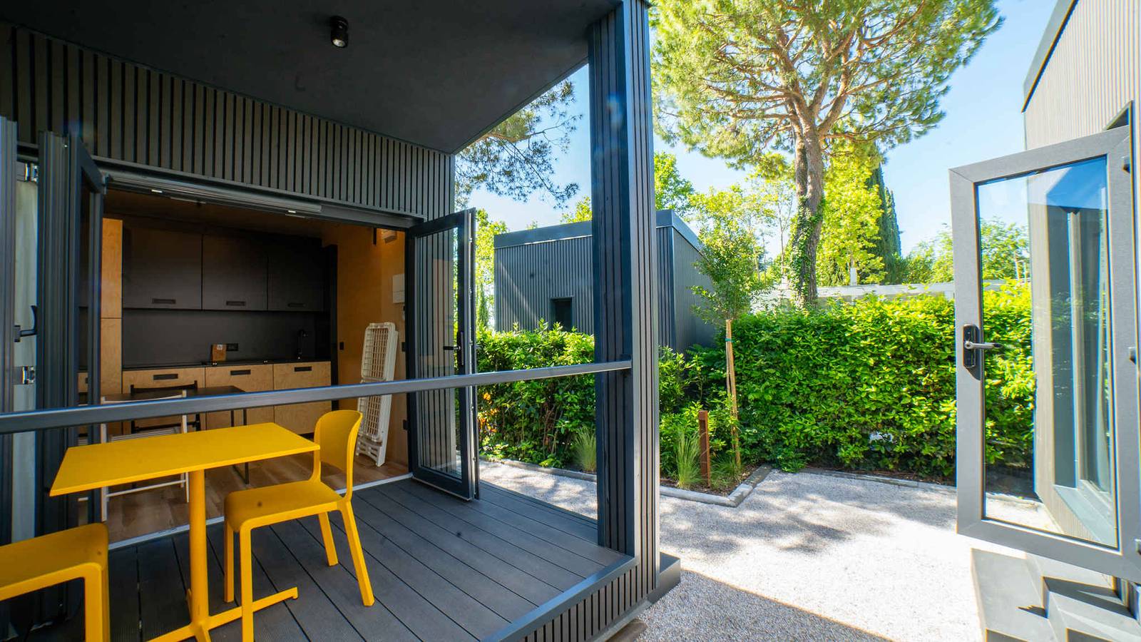 Mobilehome mit Klimaanlage und Holzveranda in San Felice del Benaco, Gardasee-Berge