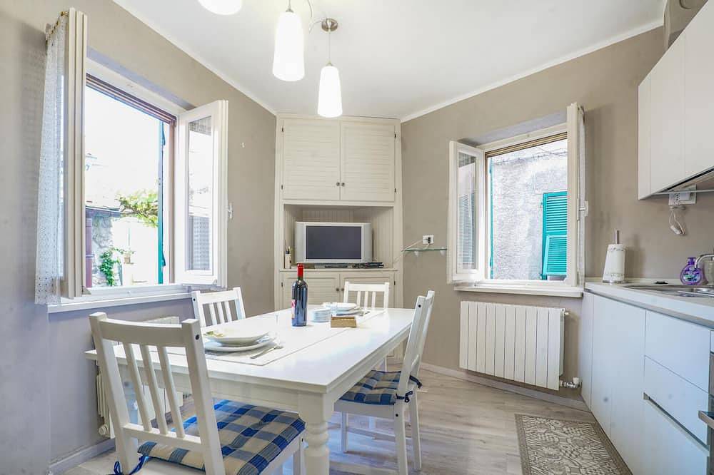 Entire apartment, Awesome apartment in Carro with Wifi in Carro (Village), Carro (Liguria)