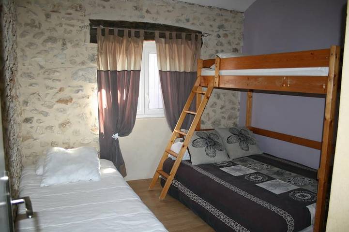 Gîte pour 13 personnes, avec piscine ainsi que terrasse et jardin à Saint-Victor-la-Coste - 4