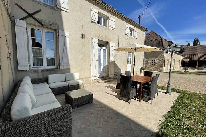 Gîte pour 4 personnes, avec piscine à Demigny