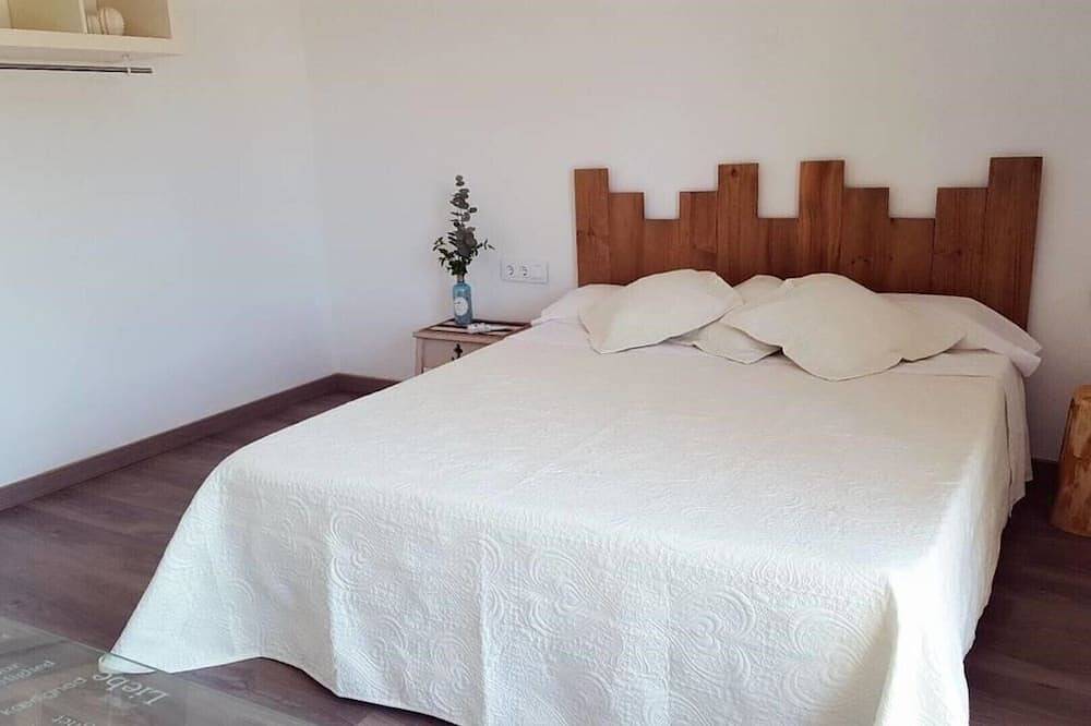 New rehabilitated house with pool, 10 minutes from the beach in Vendrell, Costa Dorada