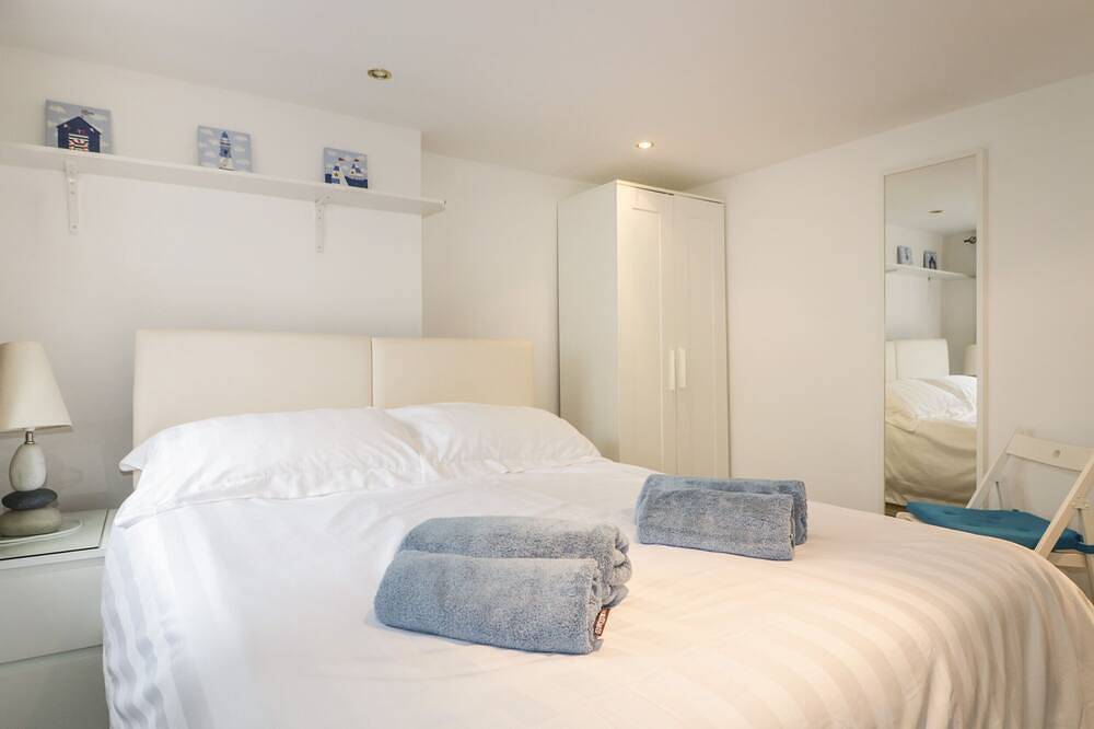 The Blue House, family friendly, with open fire in Tintagel in Tintagel, Pentire Point - Widemouth