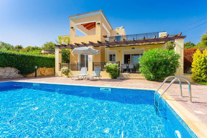 Villa for 6 people, with garden and ocean view as well as terrace in Rethymnon