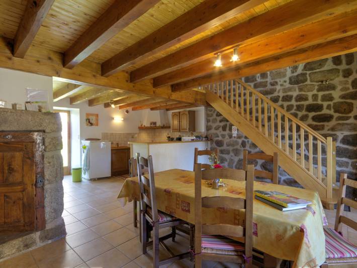 Charmantes Ferienhaus mit Kamin, WLAN inklusive in Burdignes, Regionaler Naturpark Pilat