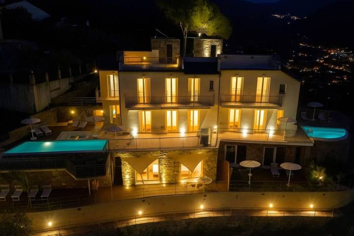 Villa per 24 persone, con vista oceano e piscina nonché balcone a Casarza Ligure