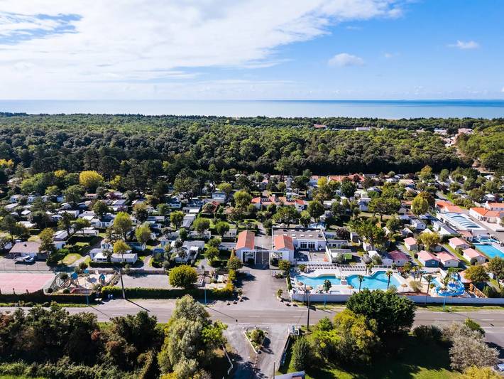 Camping pour 4 personnes, avec Terrasse ainsi que Bassin pour enfant et Piscine à Notre-Dame-de-Monts