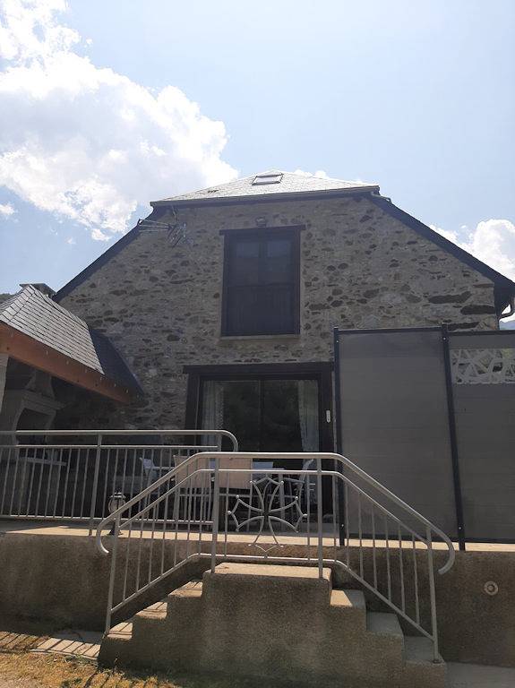 Gîte pour 6 personnes, avec terrasse ainsi que jardin et jacuzzi