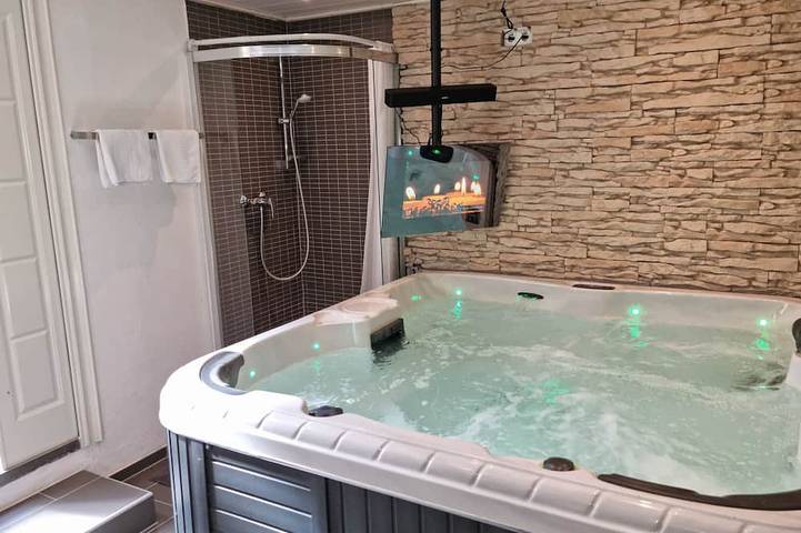 Ferienwohnung für 7 Personen, mit Sauna und Whirlpool sowie Garten, mit Haustier in Seeshaupt