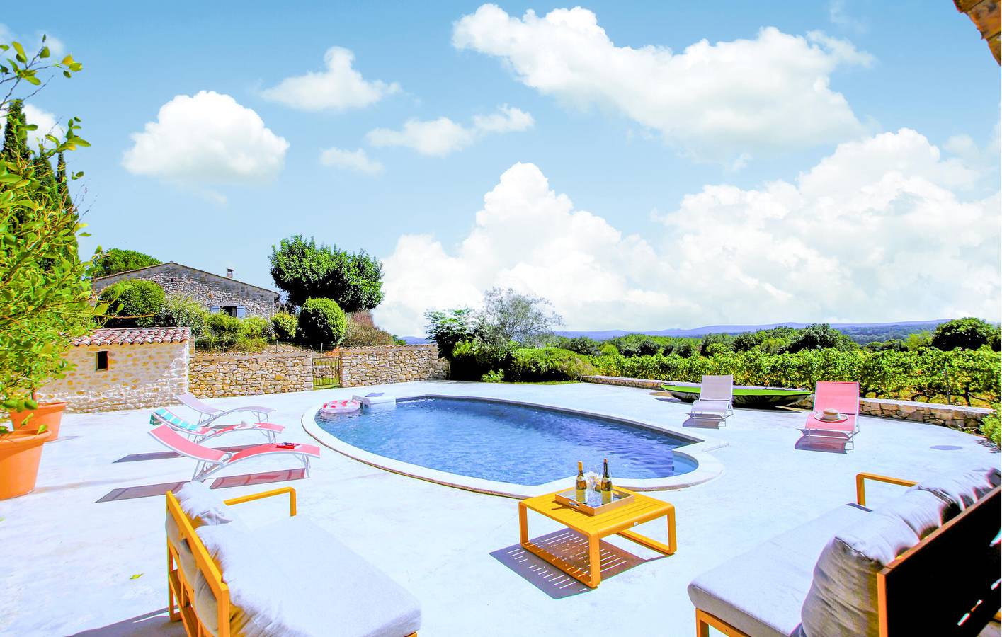 Geräumige Ferienwohnung mit Pool und Parkplatz in Saint-Montan, Privas