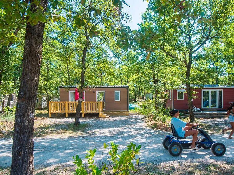 Flower Camping Jas du Moine - Tente 4 personnes - Tipi Standard 12m² - 2 chambres (sans sanitaires) + Terrasse in Salignac, Région de Forcalquier