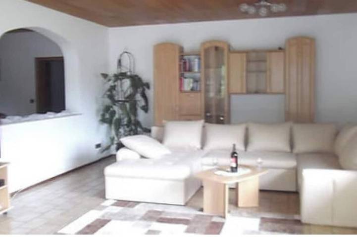 Ganze Wohnung, Gemütliche Ferienwohnung mit Burgblick und großer Terrasse in Elmstein in Elmstein, Landkreis Bad Dürkheim