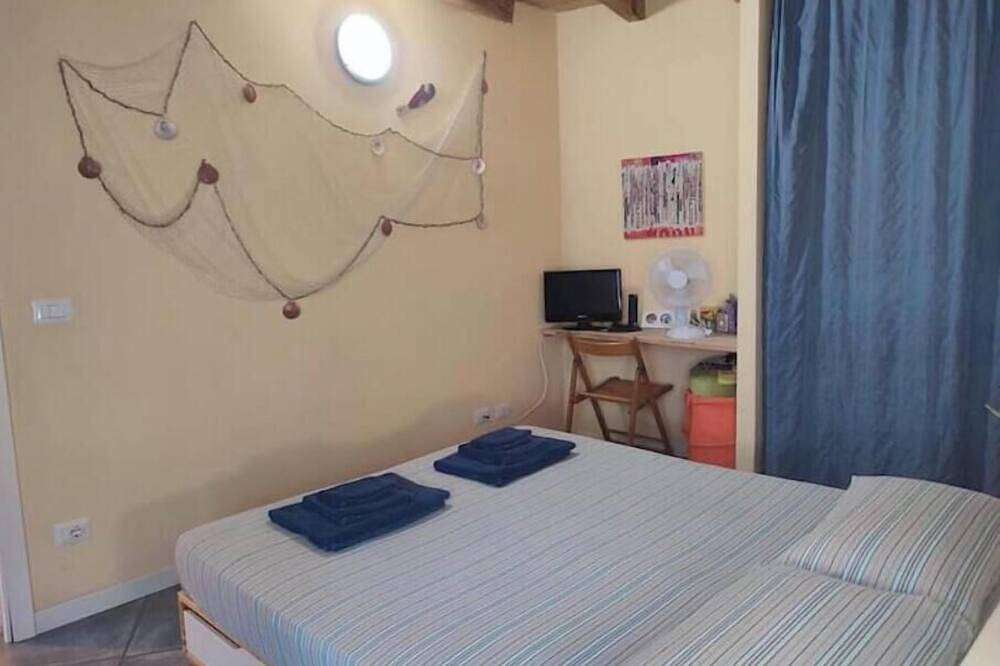 Entire apartment, At Olga's House - Authentic Refuge in the Hills of the Cinque Terre in Volastra, Riomaggiore Municipality