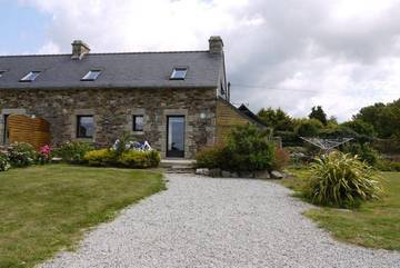 Gîte pour 4 personnes, avec jardin et terrasse à Plomodiern