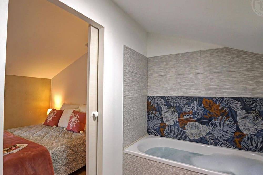 Gîte de Charme avec Spa et Parking Privé à la Campagne in Saint-Cyr-les-Vignes, Montbrison
