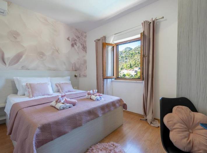 Three Bedroom Villa with Swimming Pool and Hot-Tub in Dubrovnik-Neretva