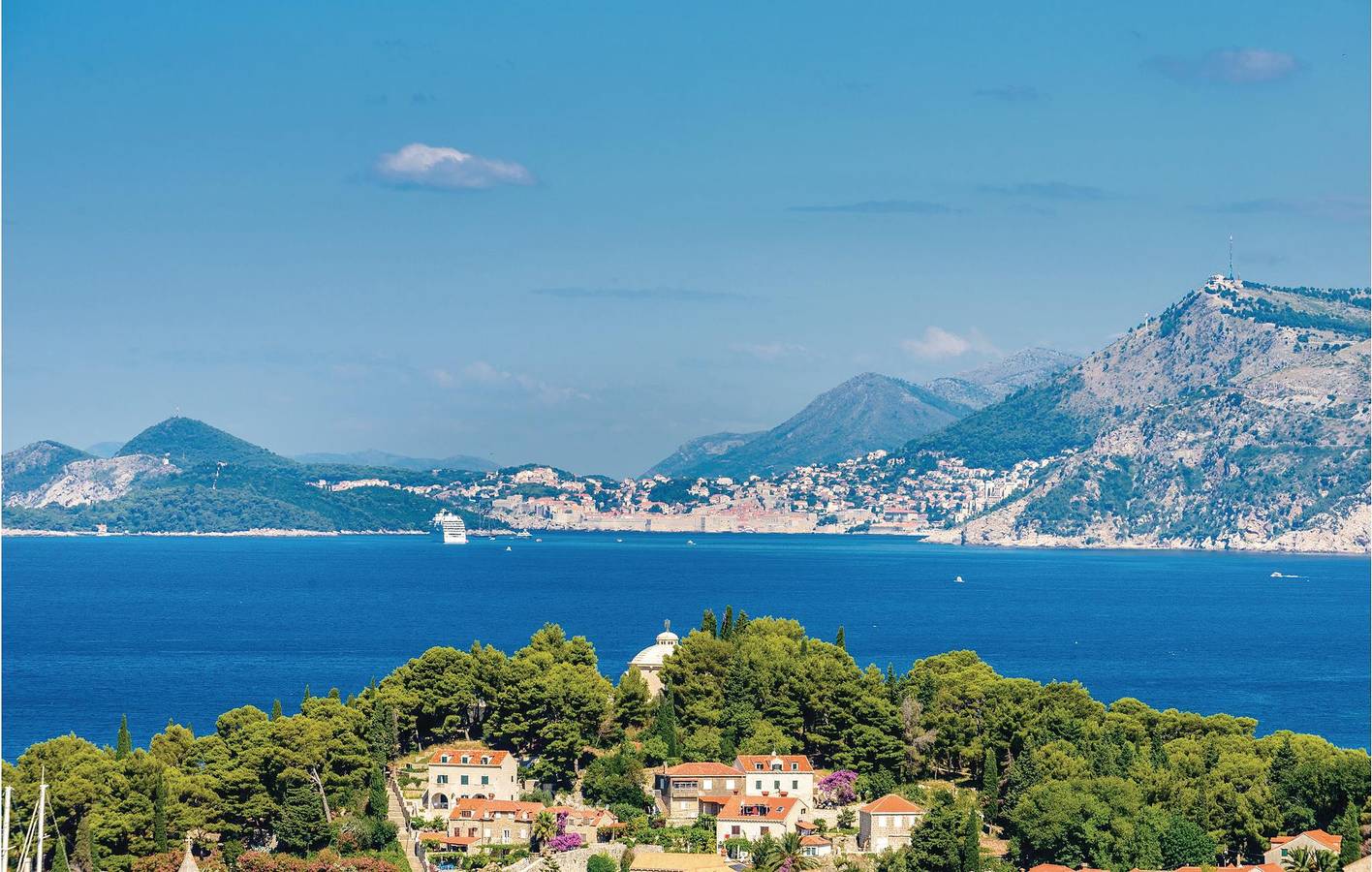 Entire holiday apartment, Cozy Sea View Apartment with Terrace & Parking, 800m to Beach in Cavtat, Cavtat (Dalmatia)