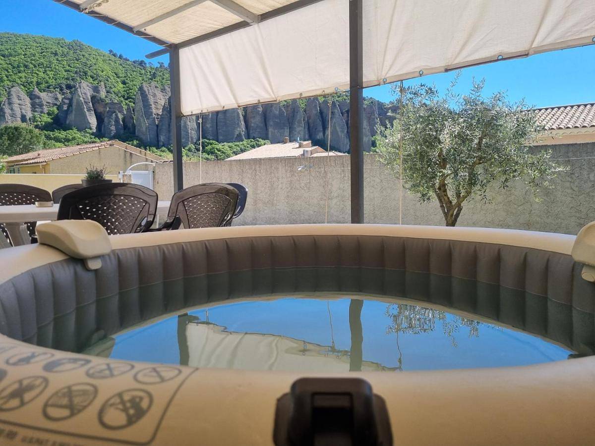 Maison avec jacuzzi et vue sur les penitents in Les Mées, Alpes-de-Haute-Provence