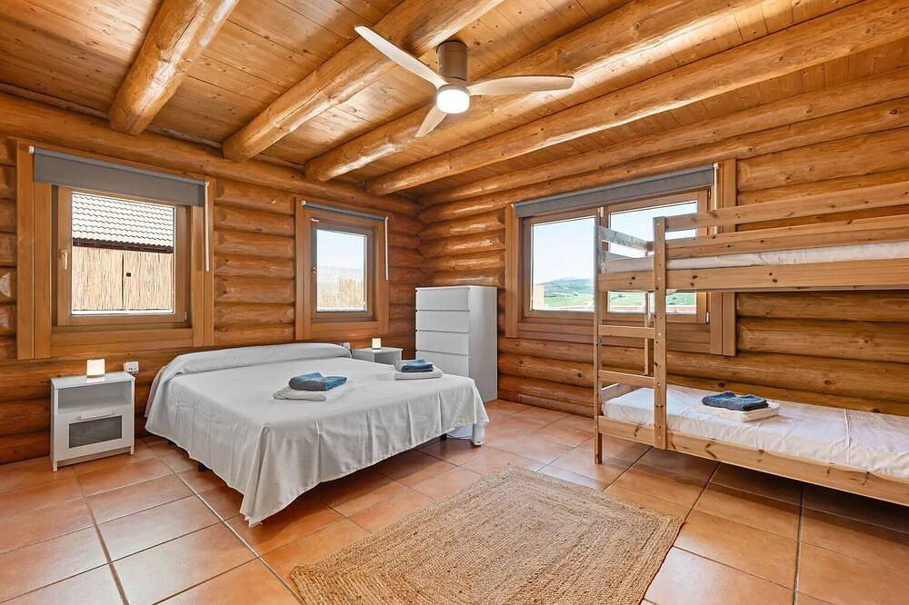 Cabaña nórdica en la Costa del Sol, disfruta del clima de Andalucia con piscina! in Casabermeja, Provincia de Málaga