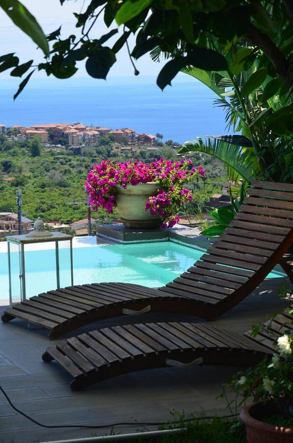 King Room with Pool View in Nizzeti, Valverde (Catania)