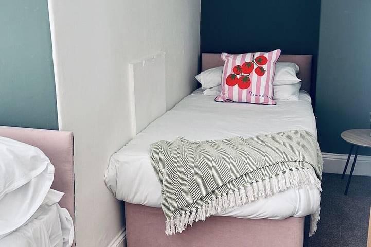 Newly Refreshed Cottage | New King Bed | Free Parking | Wifi in Sunderland