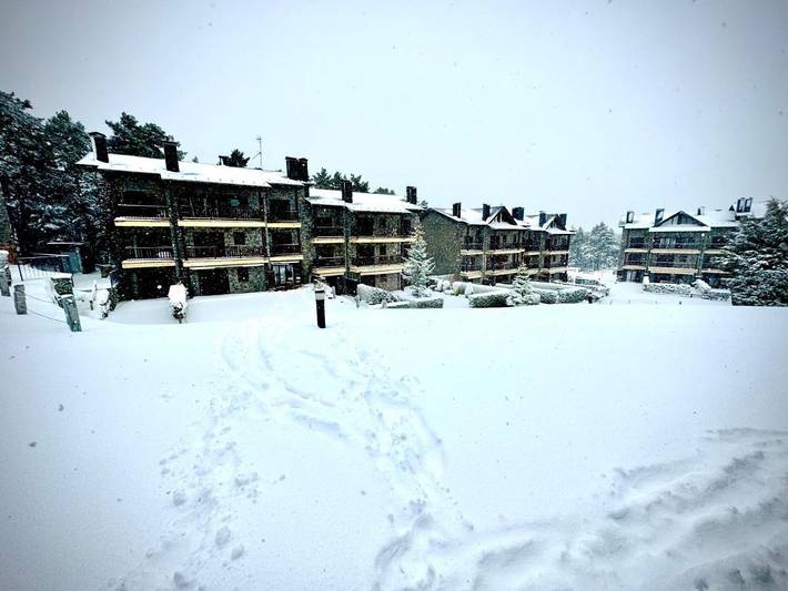 Alojamiento y desayuno para 6 personas, con piscina además de jardín y vistas en Cerdanya