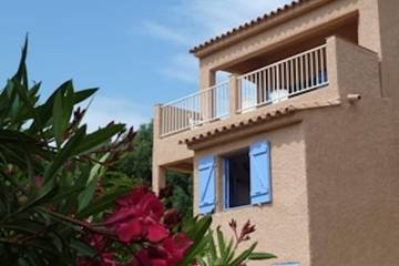 Villa pour 8 personnes, avec jardin ainsi que piscine et balcon dans Palombaggia