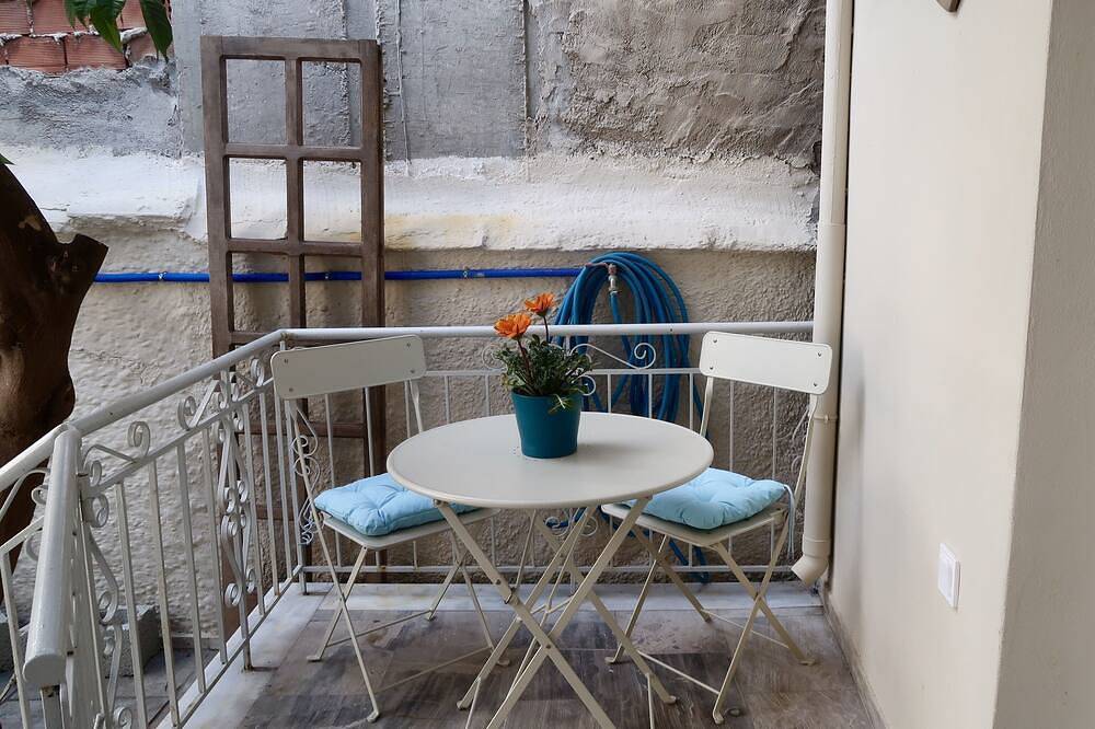 Industrial Design Bungalow – 2 min to Center, Wifi in Lesbos