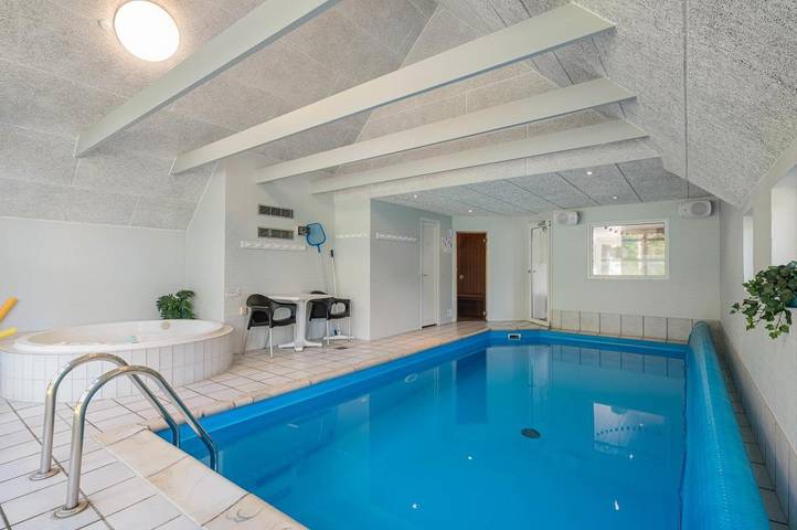 Ferienhaus für 10 Personen, mit Balkon/Terrasse und Whirlpool sowie Terrasse und Kinderpool in Houstrup Strand - 2