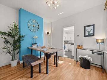 Holiday Rental for 9 People in Kingston upon Thames, London, Photo 3