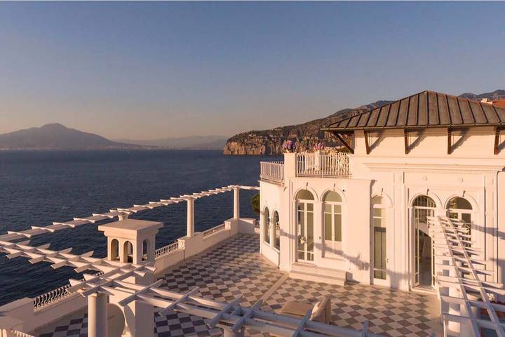 Casa de vacaciones para 16 personas, con jacuzzi además de jardín y balcón en Sorrento